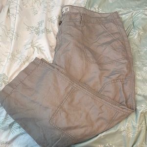 Old Navy- Khaki Capris // SZ 18